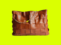 Bolsa de couro com alça dourada